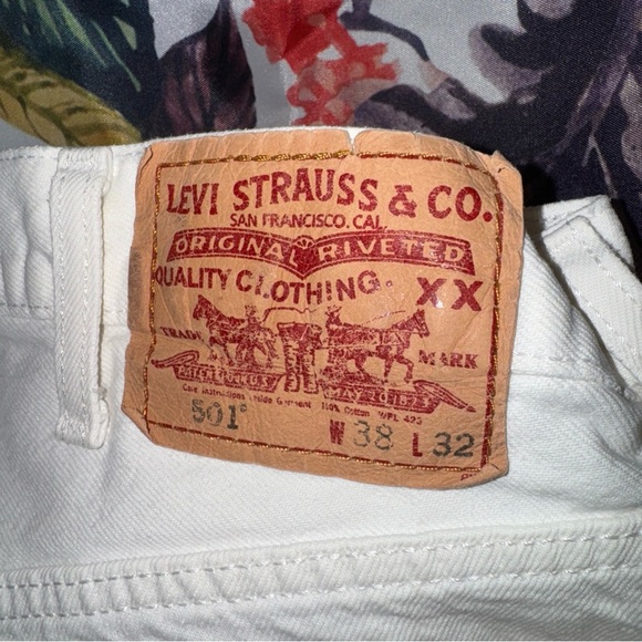 Levi's 501 Men’s Button-Fly White Denim Jeans - Picture 4 of 8